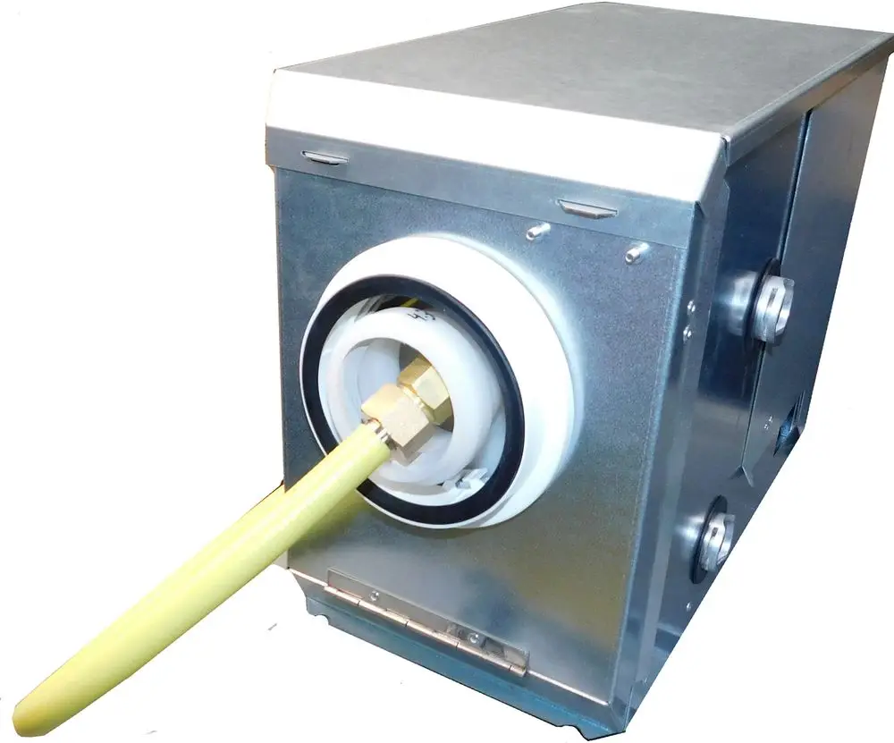 Daikin Wärmeerzeuger mit metallischem Gehäuse und Anschlussmöglichkeiten. Gelber Schlauch führt von der Einheit weg. Gerät ist kompakt und für Heizungsanlagen konzipiert.